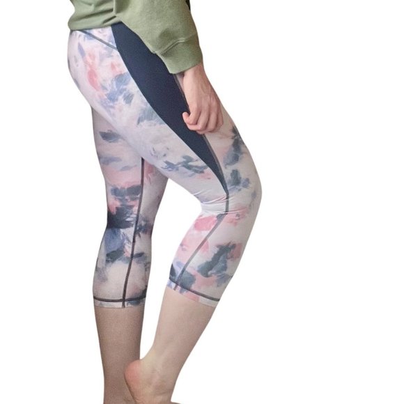 🔥 GAP Fit | Blue/White/Pink Abstract Print Sculpt Compression Capris Sz Med - Picture 1 of 8